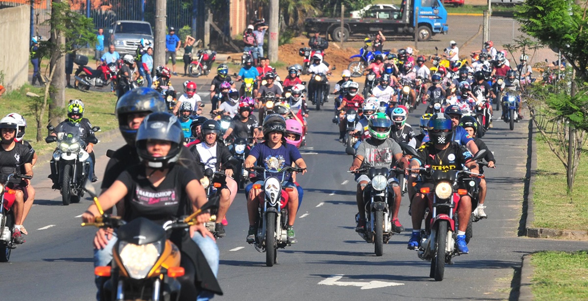 Motos aos montes e motociclistas na cidade de SP (Foto: Reprodução/ Internet)