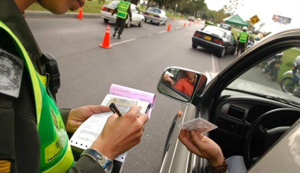 Multa veículo condutor Guarda de Trânsito multando motorista e solicitando a CNH (Foto: Reprodução/ Detran)