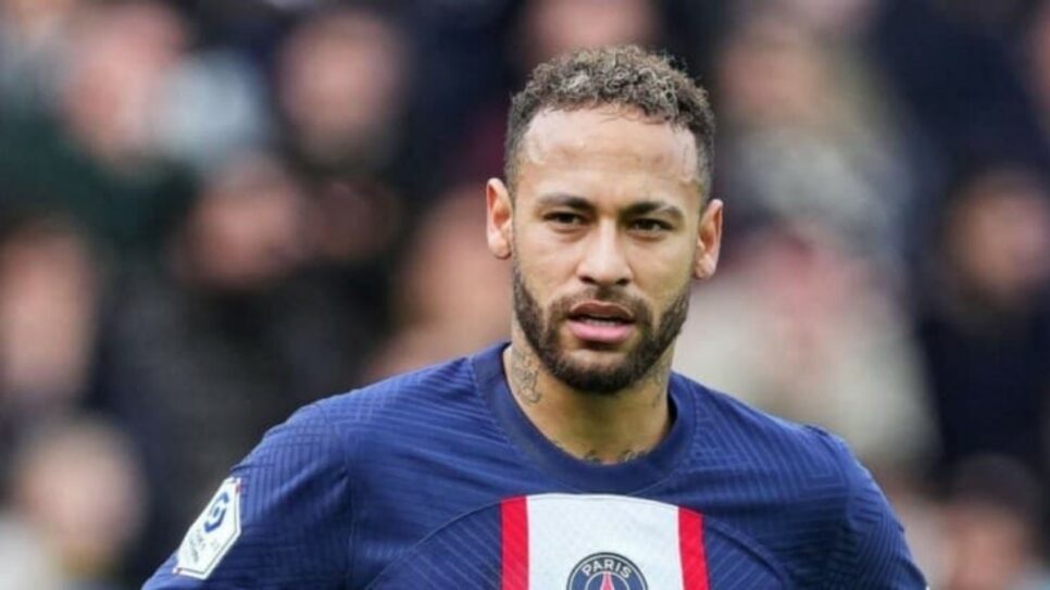 O jogador Neymar faz Santos superar times estrangeiros