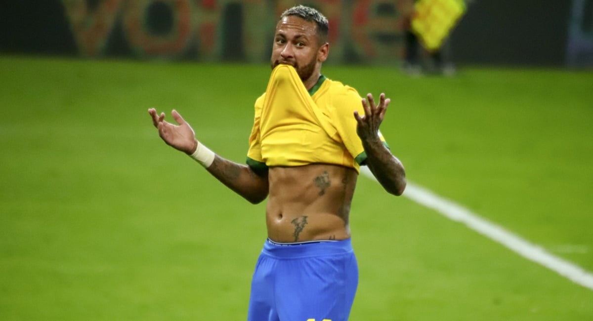 Camisa 10 levanta a camisa da Seleção Brasileira e mostra o seu poder (Foto: Reprodução/ Internet/ Instagram)