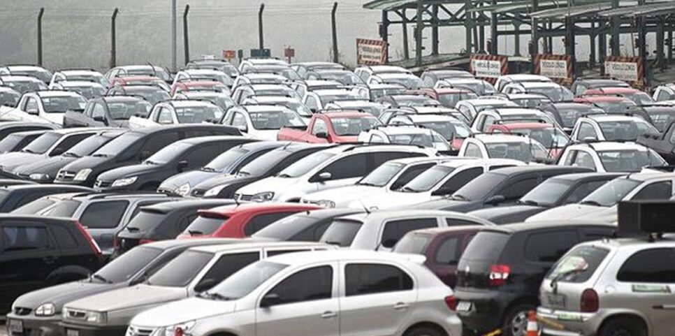 Chinesa Empregos Pátio de montadora com automóveis sem dono (Foto: Reprodução/ Internet)