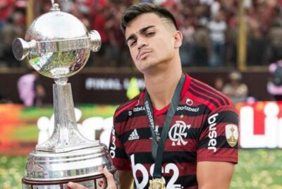 O meia-atacante segurando taça de Campeão pelo Flamengo, em 2019 (Foto: Reprodução/ CRF)