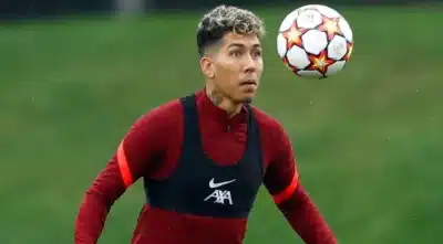 O famoso jogador de futebol, Roberto Firmino saiu do Liverpool e deve assinar com rival do Flamengo (Foto: Reprodução)