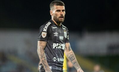 Imagem do post Lucas Lima, do Santos, não aceita decisão e cobra Daronco após cartão vermelho: “O que eu fiz?”