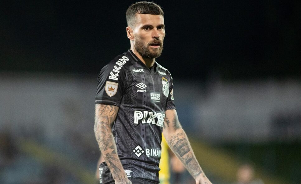 Lucas Lima, do Santos, não aceita decisão e cobra Daronco (Foto: Reprodução/ Abner Dourado/ AGIF)