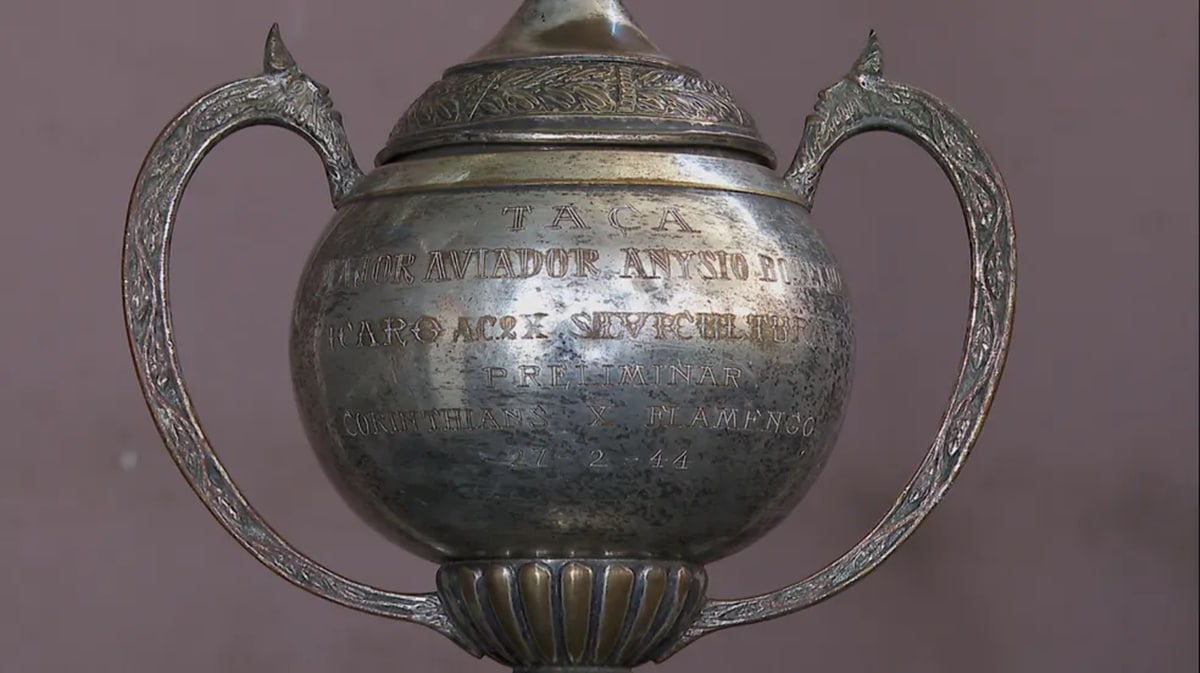 Taça perdida do Corinthians é encontrada (Foto: Reprodução/ Fábio Júnior/ EPTV/ GE)