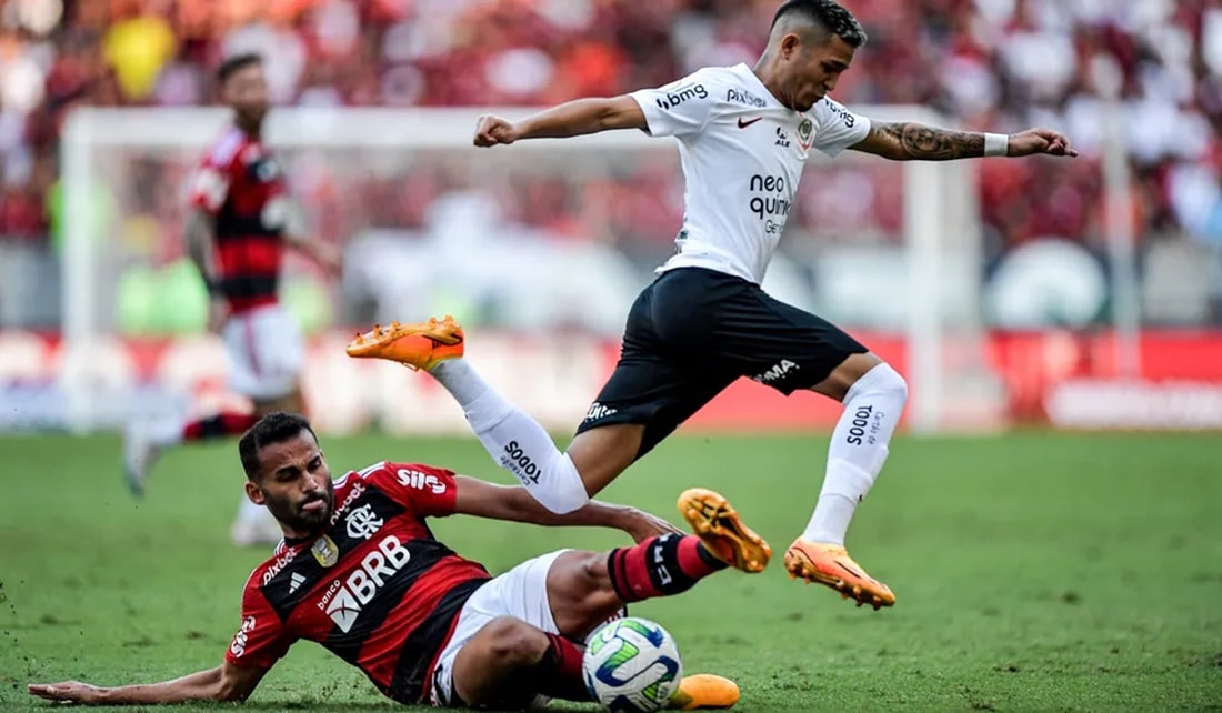 Duelo entre Flamengo e Corinthians teve desfalque e  vitória em cima da hora (Foto: Reprodução/ Thiago Ribeiro/ AGIF)