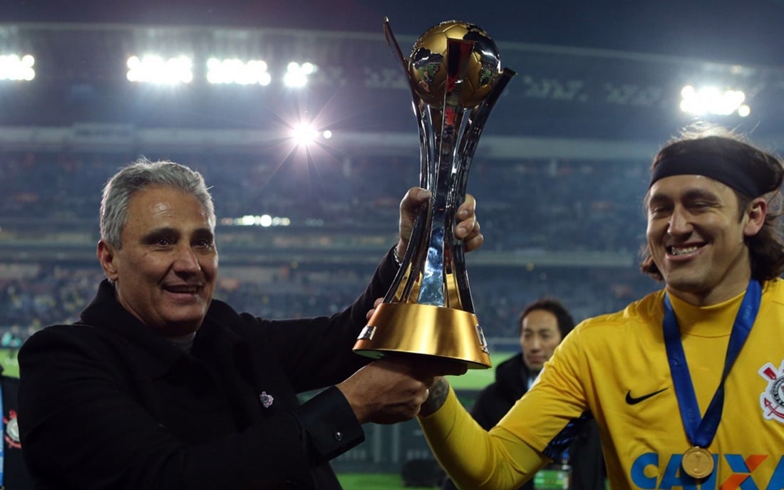 Tite e Cássio com a taça do Mundial de Clubes 2012 da Fifa pelo Corinthians (Foto: Reprodução/ Internet)