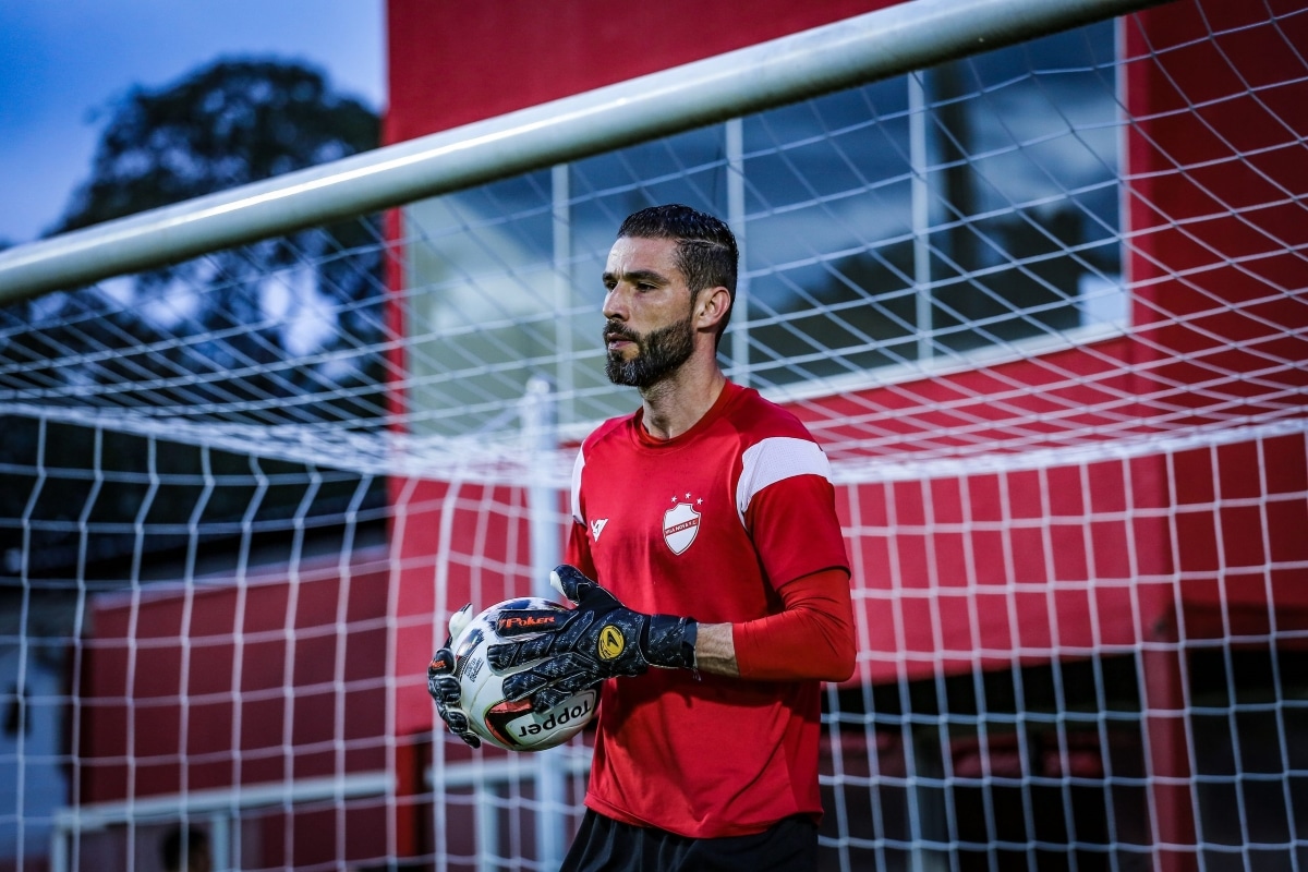 Torcedores questionam a queda de rendimento do goleiro Vanderlei 