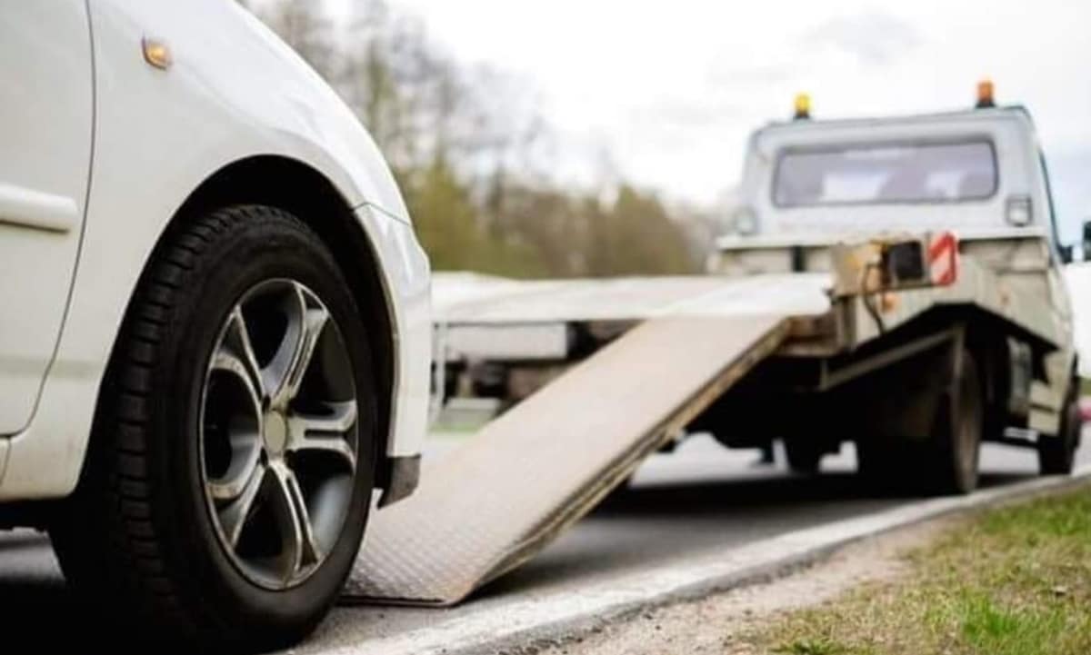 Carro sendo rebocado; nova lei não permite andar sem placa