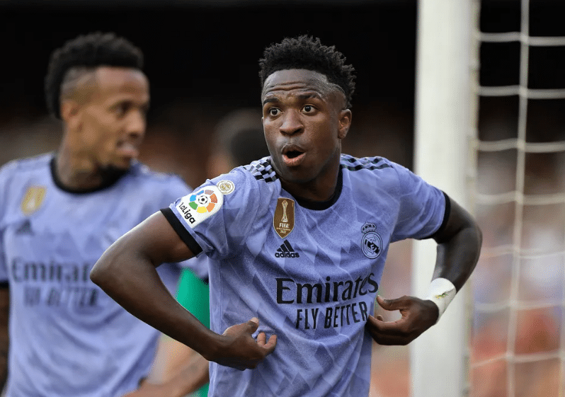 Real Madrid interrompe jogo após Vinícius Júnior sofrer racismo (Foto: Pablo Morano/Reuters)