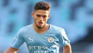 Yan Couto com a camisa do Manchester City (Foto: Getty Images)