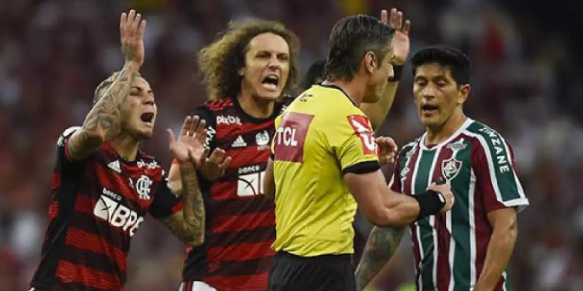 Raphael Claus apitando Flamengo vs Fluminense (Imagem Reprodução Internet)