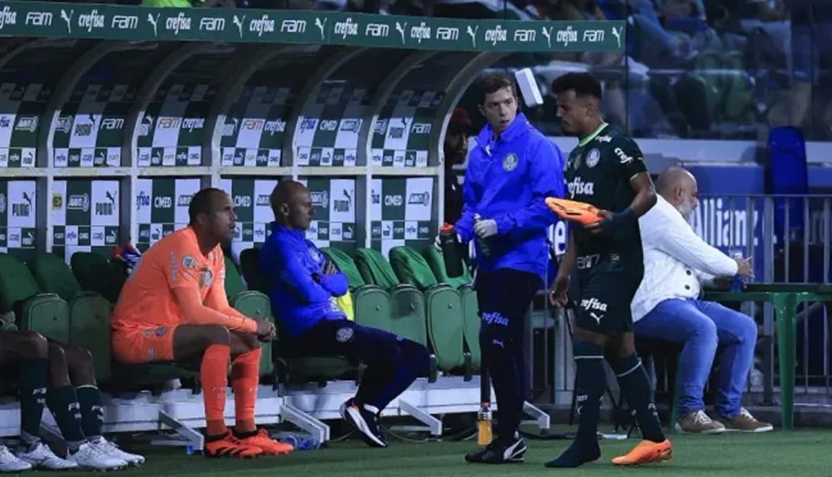 Abel Ferreira conversando com Gabriel Menino, após tirá-lo da partida (Foto: Reprodução/ SE Palmeiras)