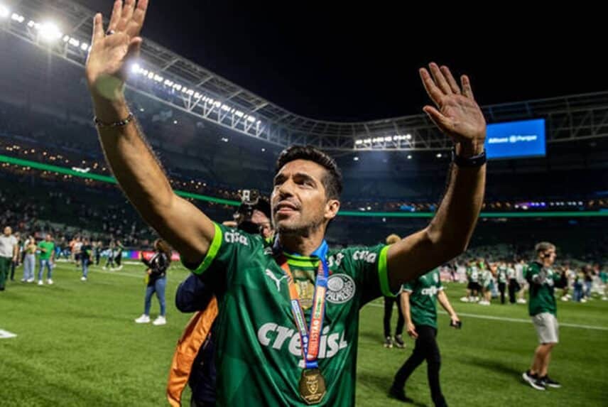 O técnico do Palmeiras sendo ovacionado pela torcida Abel Ferreira (Foto: Reprodução/ Cesar Greco/ SE Palmeiras)
