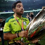 Abel Ferreira time segurando taça de Campeão do Palmeiras (Foto: Reprodução/ Cesar Greco/ SE Palmeiras)