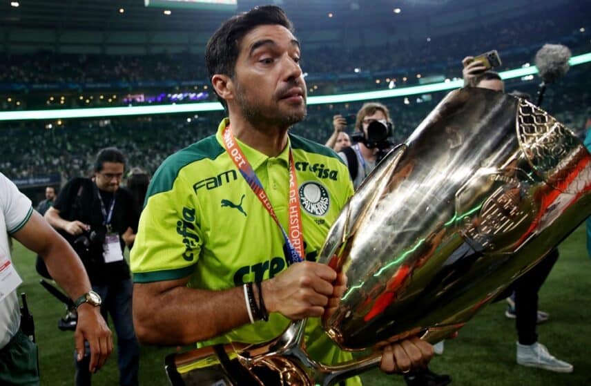 Abel Ferreira time segurando taça de Campeão do Palmeiras (Foto: Reprodução/ Cesar Greco/ SE Palmeiras)