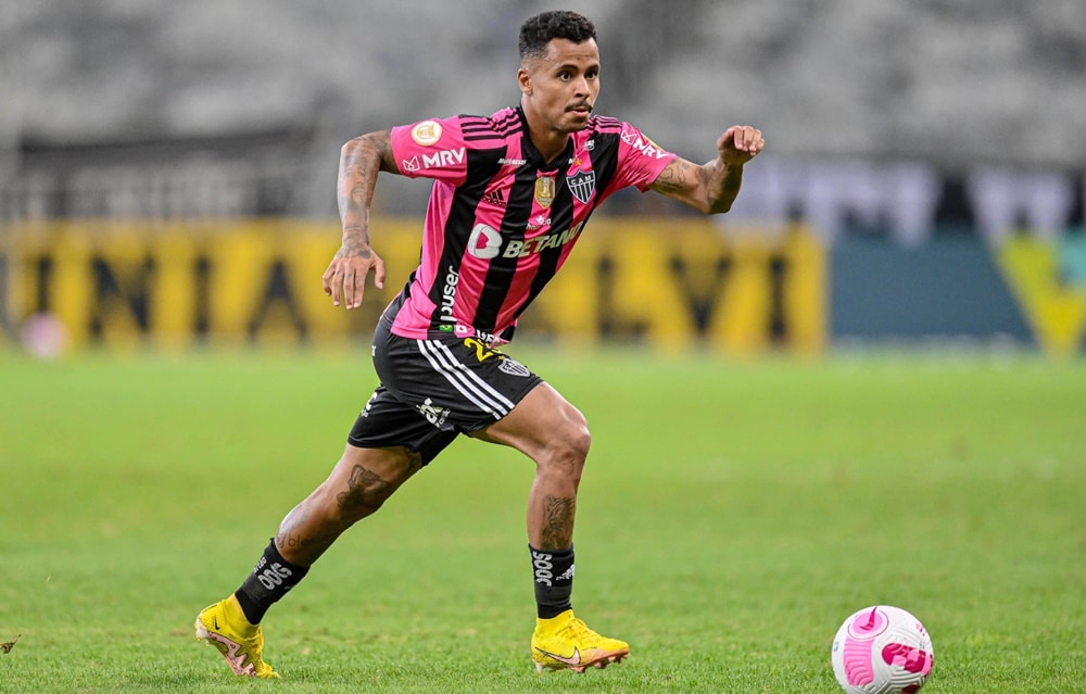 O volante está sendo disputado pelo Palmeiras e Flamengo nos bastidores (Foto: Reprodução/ Divulgação/ Atlético-MG)