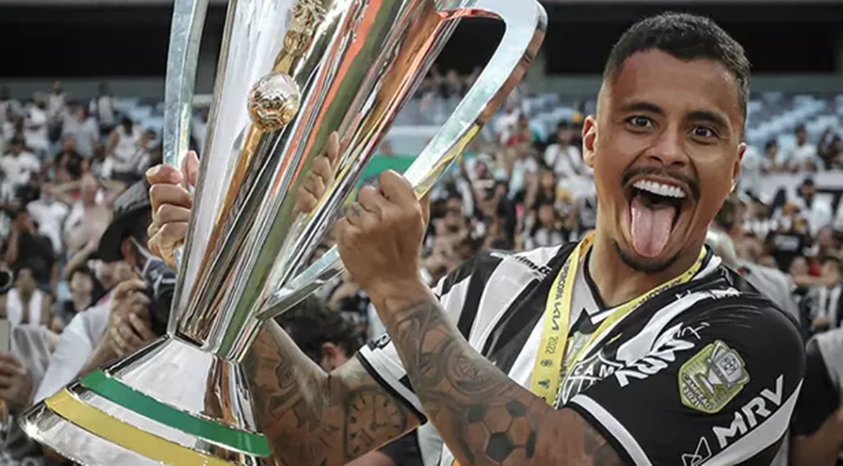 Allan segurando taça pelo Atlético Mineiro (Foto: Reprodução/ Divulgação)