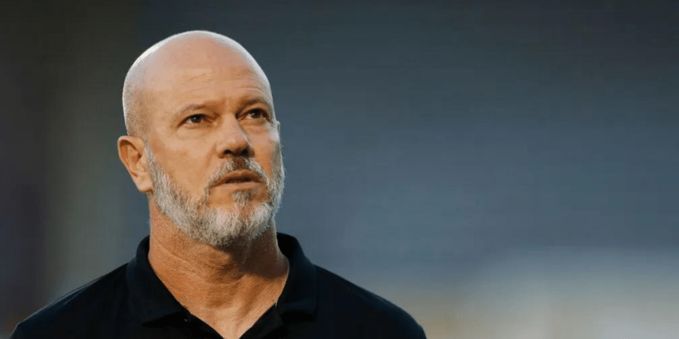 "É um jogador que tem qualidade": Antônio Carlo tentar dar oportunidades a atleta após indisciplina (Reprodução/Internet)