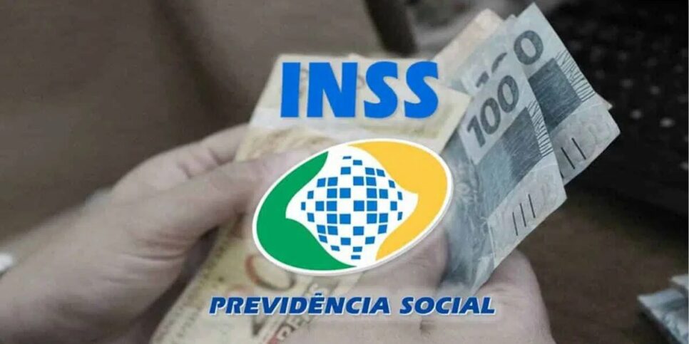 Aposentar e pensionistas recebendo dinheiro do INSS (Foto: Reprodução / Internet / Montagem HoraDoBenefício)