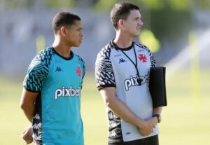 Barros com Maurício Barbieri em treino do Vasco (Foto: Daniel Ramalho / Vasco)