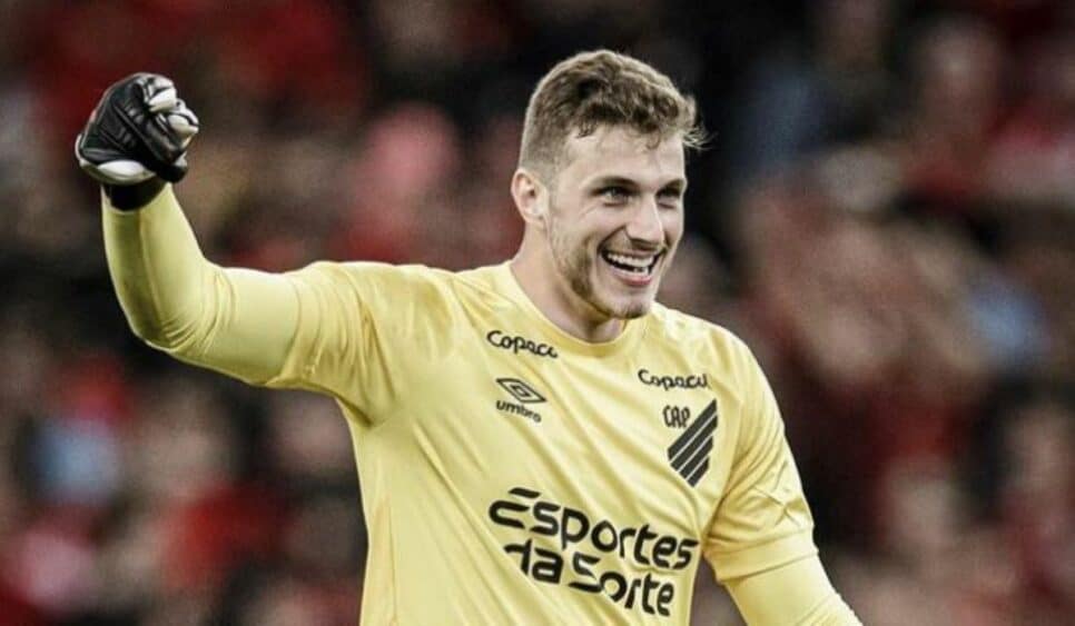 Bento é o goleiro do Athletico-PR