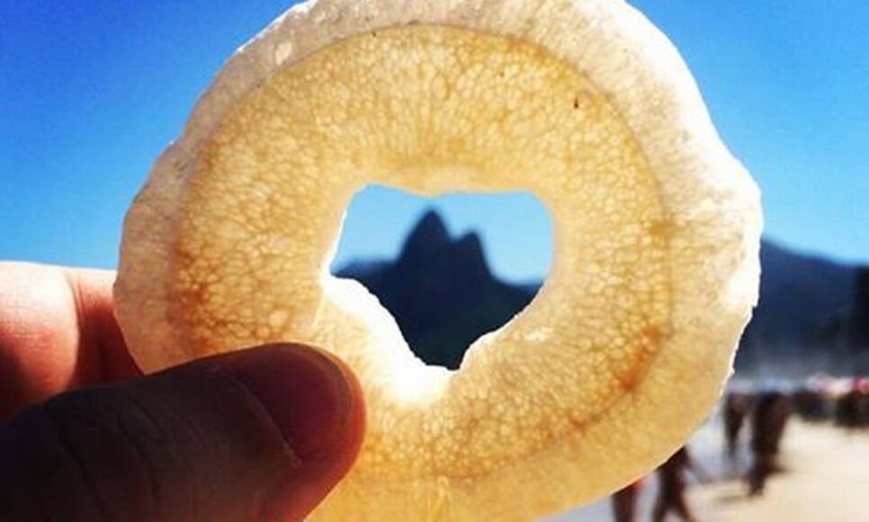 Biscoito de Polvilho adorado pelos cariocas; O Pão-de-Açúcar no centro (Foto: Reprodução/ Ag. O Globo)