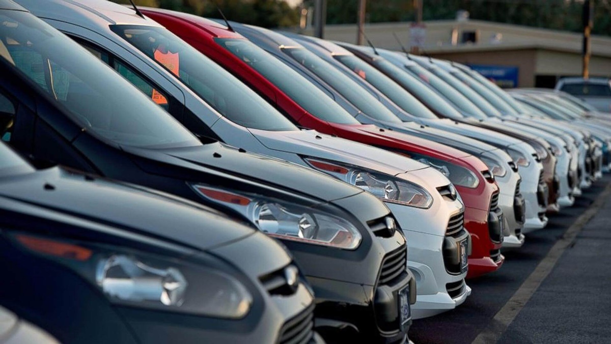 Carros Populares em pátio estão com descontos incentivados por programa do Governo (Foto: Reprodução/ Internet)