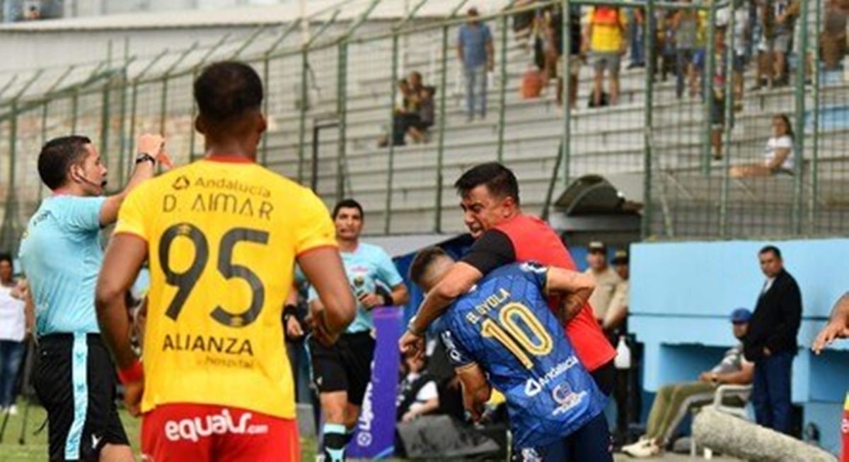 Momento da agressão do técnico venezuelano ao jogador do Delfin (Foto: Reprodução/ ESPN Ecuador/ Twitter)