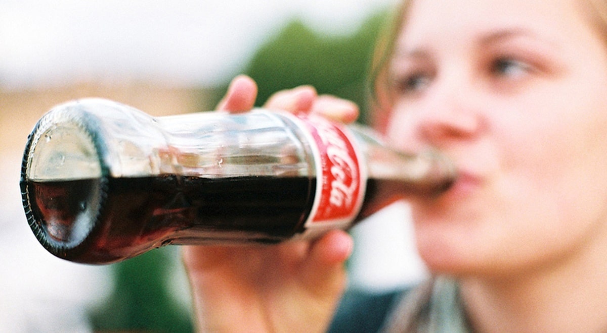 Consumidora bebendo sua Coca-Cola KS ao ar livre (Foto: Reprodução/ Internet)