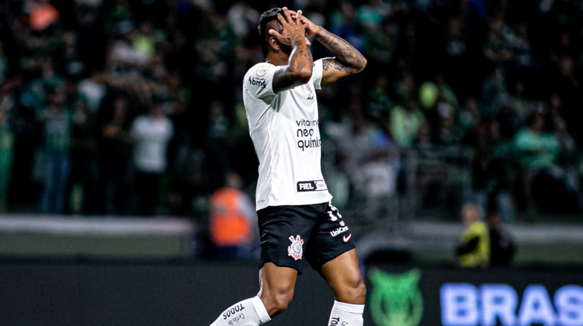 Paulinho em campo pelo Corinthians sofre um drama na saúde física (Foto: Reprodução/ Danilo Fernandes / Meu Timão)