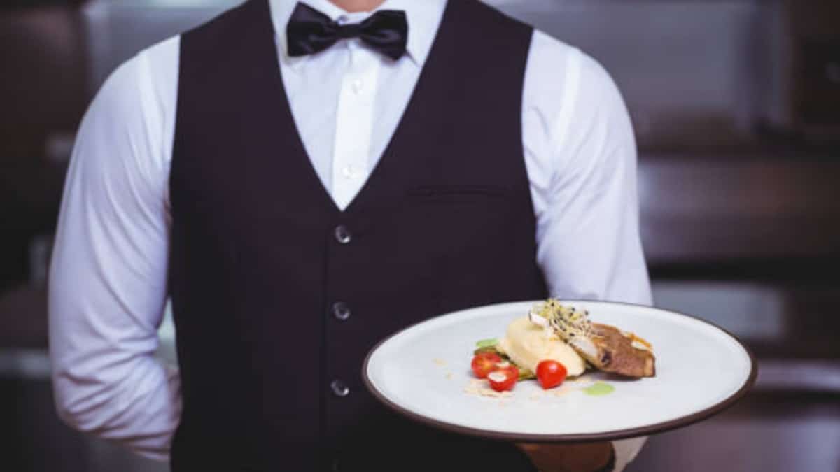 Profissões como de Garçom e Cozinheiro poderão ser exitintas no futuro (Foto: Reprodução/ Internet)