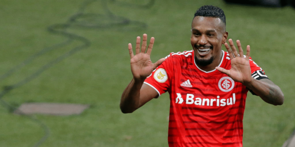 Edenilson 'chuta o balde' em festa e choca o Internacional (Reprodução/Internet)
