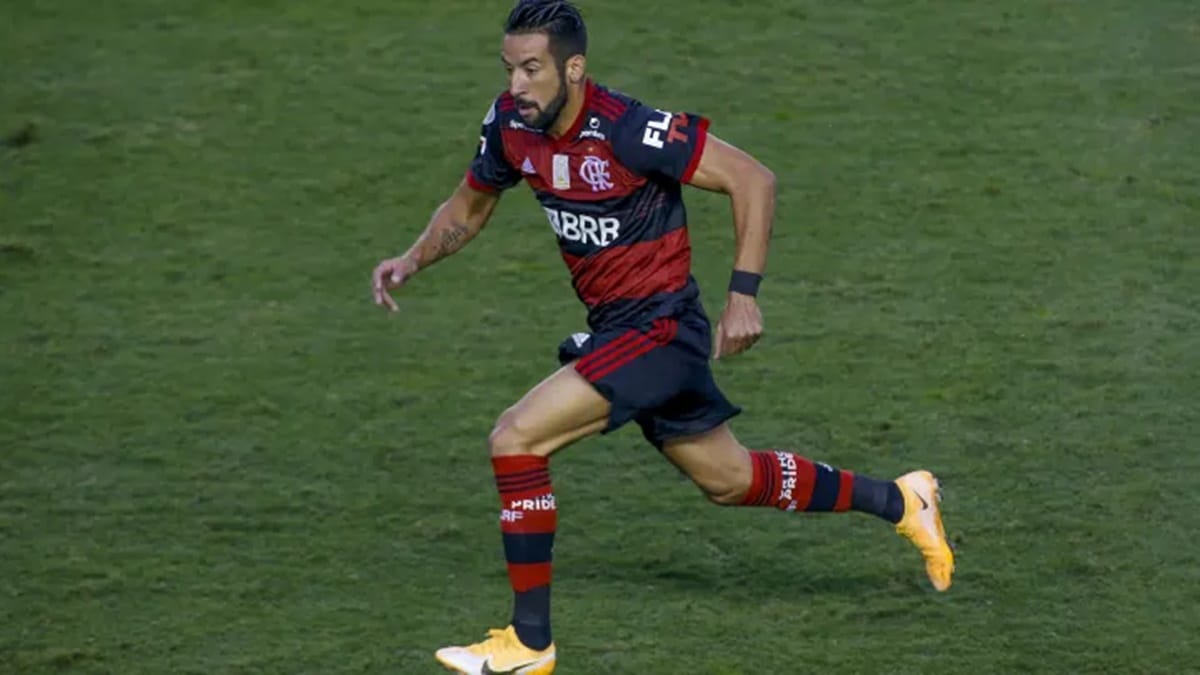 Maurício Isla foi campeão do Flamengo em diversas ocasiões (Foto: Reprodução/ Miguel Schincariol/ Getty Images)