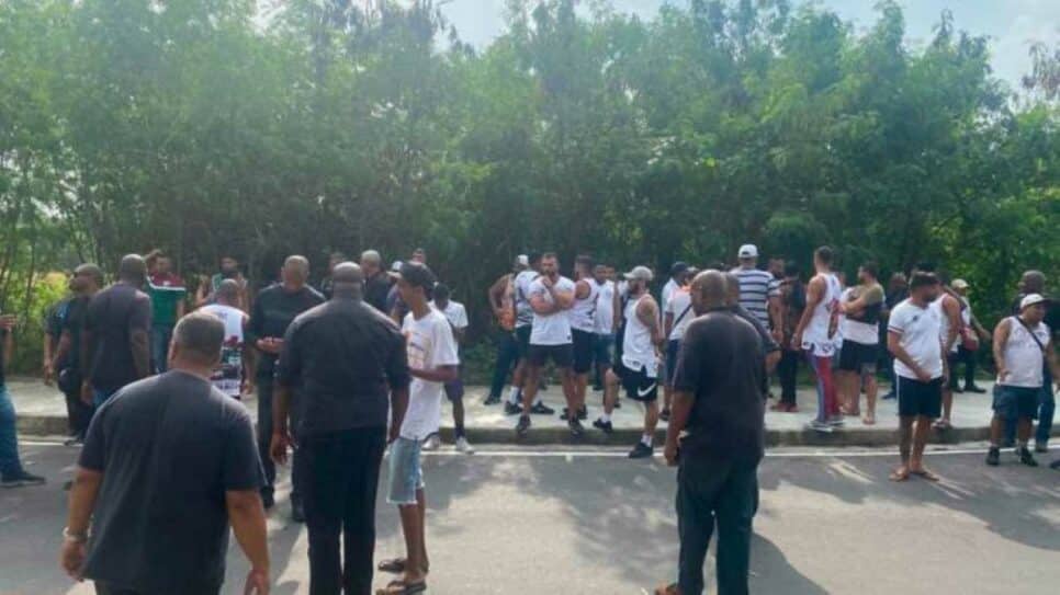 Torcida do Fluminense faz cobrança