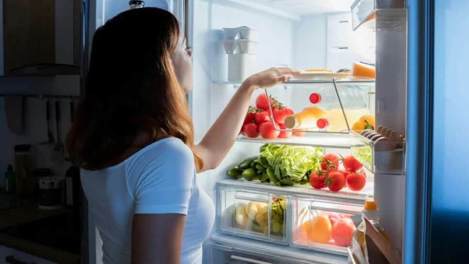 Deixar a porta da geladeira aberta é um hábito que pode arruinar o aparelho