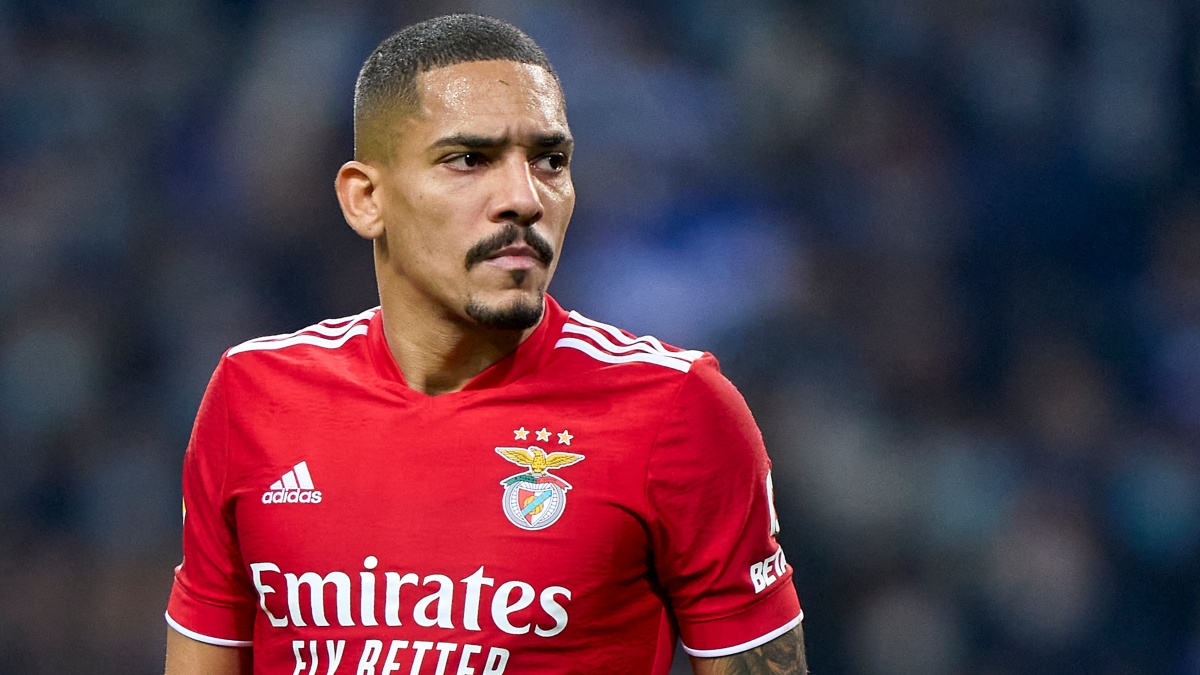 Gilberto joga pelo Benfica 