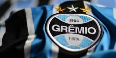 Camisa do Grêmio exibindo o brasão do clube (Foto: Reprodução)