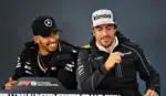 Lewis Hamilton não se segura e zomba de Alonso por ultrapassagem (Foto: Reprodução)