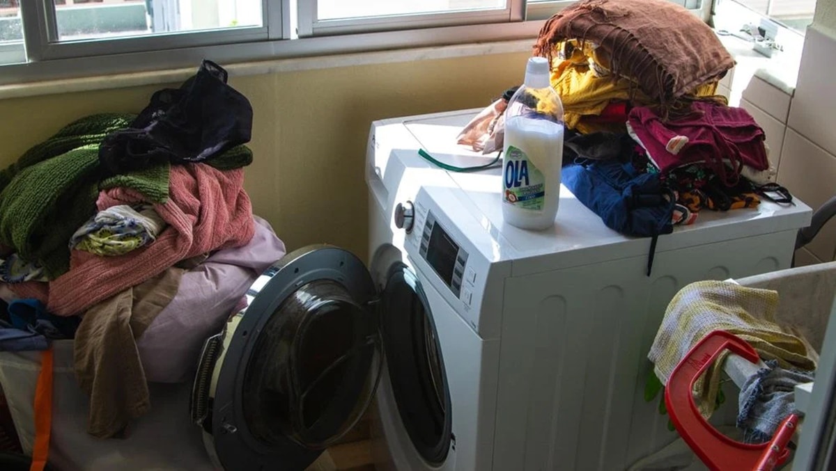 Roupas sujas, amaciante e máquina de lavar (Foto: Reprodução/ Internet)