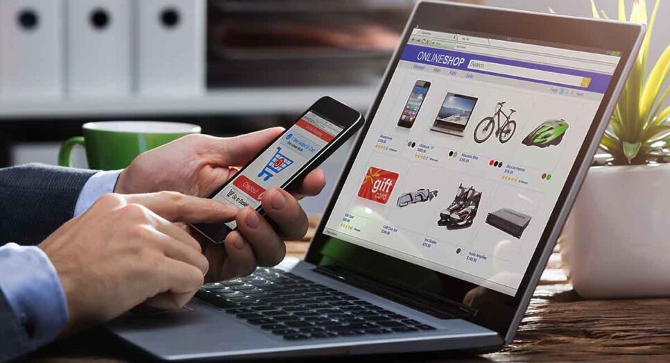 Pessoa fazendo compra em lojas virtuais pelo dispositivo móvel e notebook (Foto: Reprodução/ Internet)