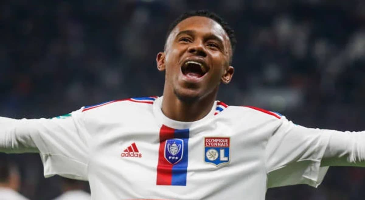 Jeffinho hoje veste a camisa do Lyon (Foto: Reprodução/ Romain Biard/ Icon Sport)