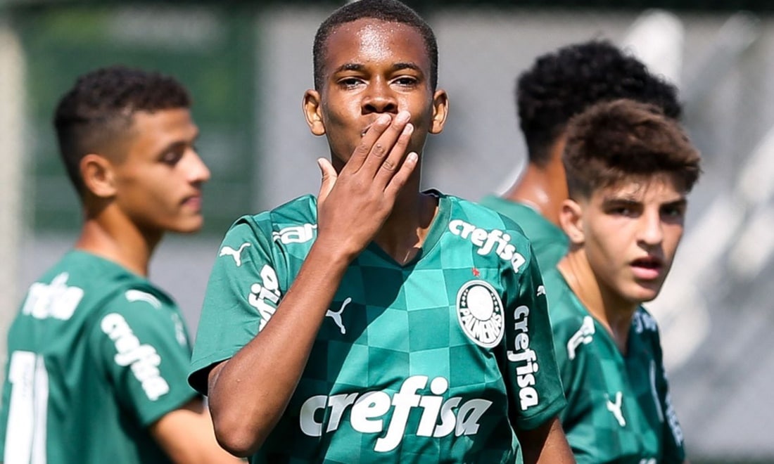 Messinho, cria do Palmeiras, e os atletas de base do Alviverde (Foto: Reprodução/ Cesar Greco/ SE Palmeiras)