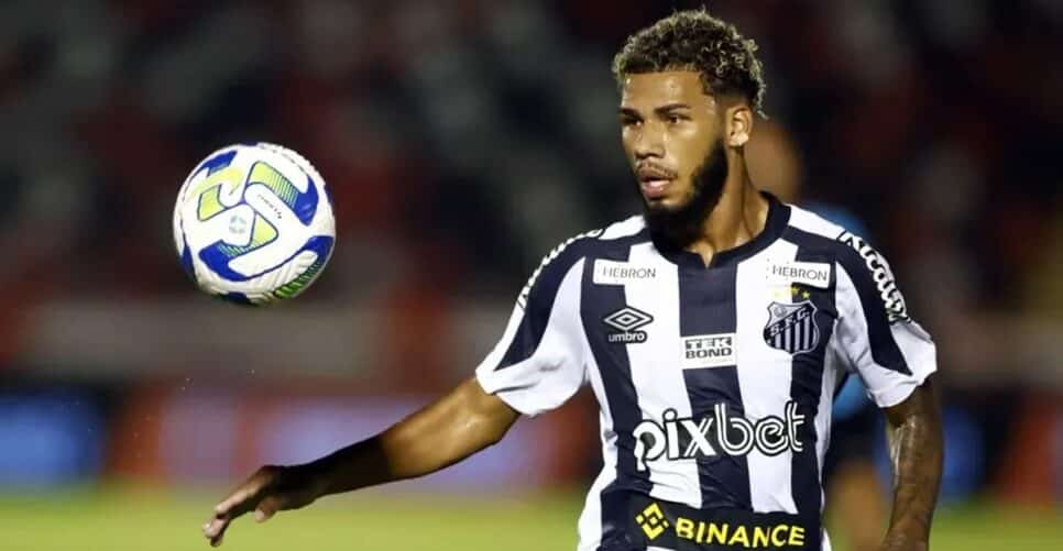 Nathan jogando pelo Santos (Foto: Reprodução/ Thiago Calil/ AGIF)