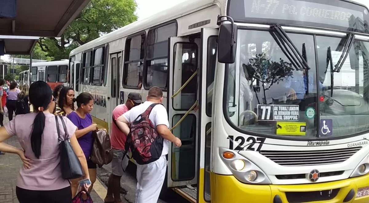 Passageiros tomando o transporte público em cidade (Foto: Reprodução/ Prefeitura Municipal de Natal/ Divulgação)