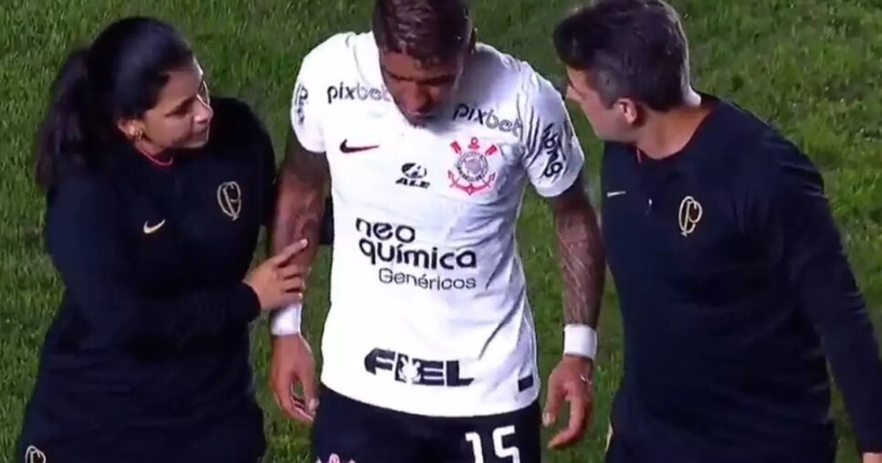 Corinthians Timão Paulinho sendo amparado após sentir 'estalo' no joelho esquerdo (Foto: Reprodução/ Jogada 10)