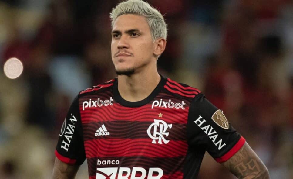 O famoso jogador de futebol Pedro é alvo de clube