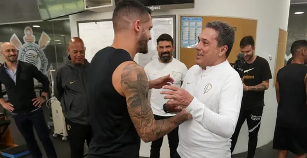 Renato Augusto recebendo Vanderlei Luxemburgo no CT do Corinthians (Foto: Reprodução/ Rodrigo Coca/ Ag. Corinthians)