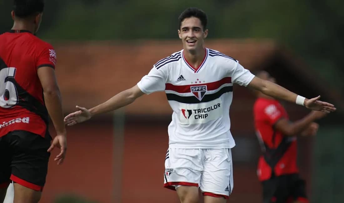 Rodriguinho treinando na base do São Paulo (Foto: Reprodução/ SPFC)